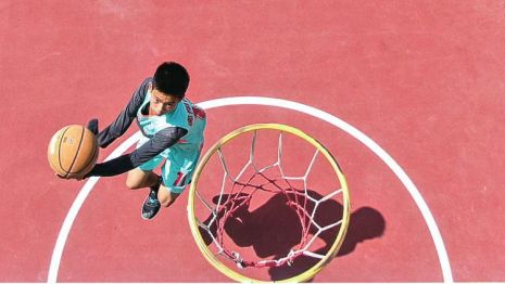 “有梦想谁都了不起。但更了不起的，是敢为梦想拼尽全力” 14岁独臂少年打篮球“惊”到中外球星 易建联：心，永远都会是身体里最强壮的部位 库里：坚持做你自己，不要